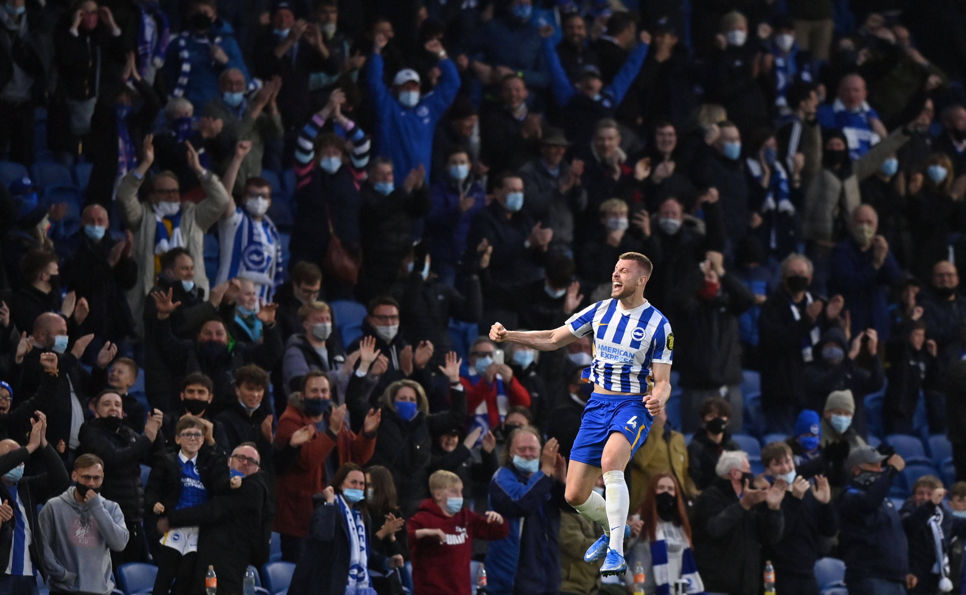 其中两名外 其中两名外