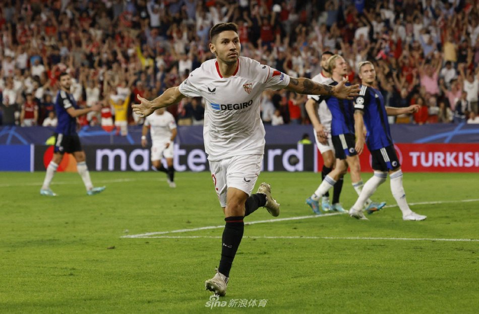 足球比赛中 足球比赛中